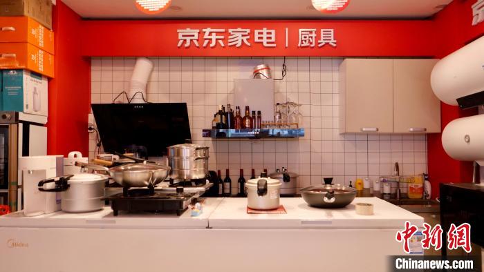 圖為店內(nèi)部分商品展示?！≈x牧 攝