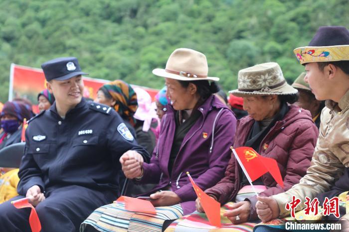 圖為李陽(yáng)副所長(zhǎng)(前排左一)與卓嘎、央宗姐妹共同參加愛(ài)國(guó)主義教育活動(dòng)。　德吉 攝