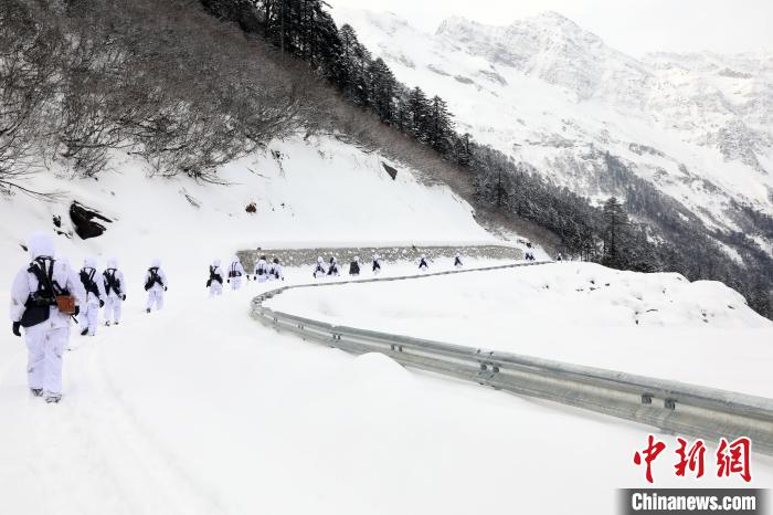 圖為徒步前進?！铎o 攝