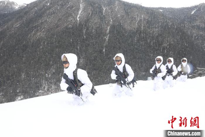 圖為徒步前進?！〗有?攝