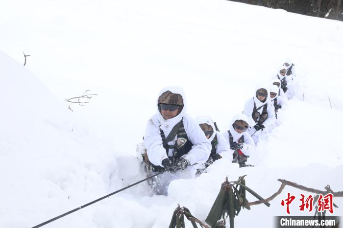 圖為依靠纜繩攀爬?！铎o 攝