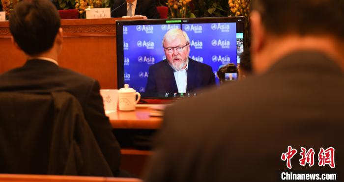 圖為外國(guó)專(zhuān)家通過(guò)線上進(jìn)行分享交流?！≮w朗 攝