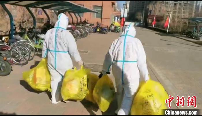 收集垃圾?！¤F西區(qū)委宣傳部 攝