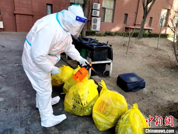 給垃圾做消殺?！¤F西區(qū)委宣傳部 攝