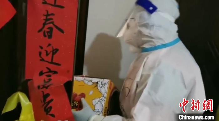 為封閉在家居民送快遞。　鐵西區(qū)委宣傳部 攝