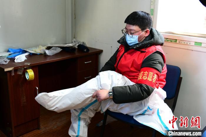 穿防護(hù)服?！¤F西區(qū)委宣傳部 攝