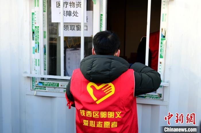 領(lǐng)防護(hù)用品?！¤F西區(qū)委宣傳部 攝