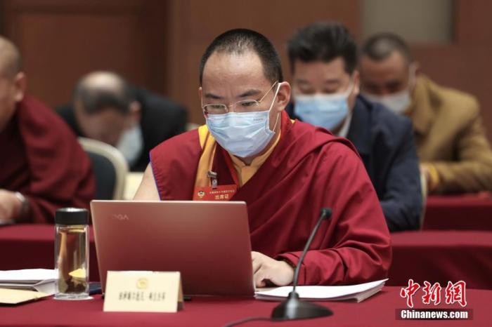3月9日上午，全國政協(xié)十三屆四次會議舉行小組會議，討論“兩高”工作報告，審議各項(xiàng)決議和報告草案。圖為北京友誼賓館宗教界別委員小組會議現(xiàn)場，全國政協(xié)常委、中國佛教協(xié)會副會長、中國佛教協(xié)會西藏分會會長班禪額爾德尼·確吉杰布參加討論。<a target='_blank' ><p  align=
