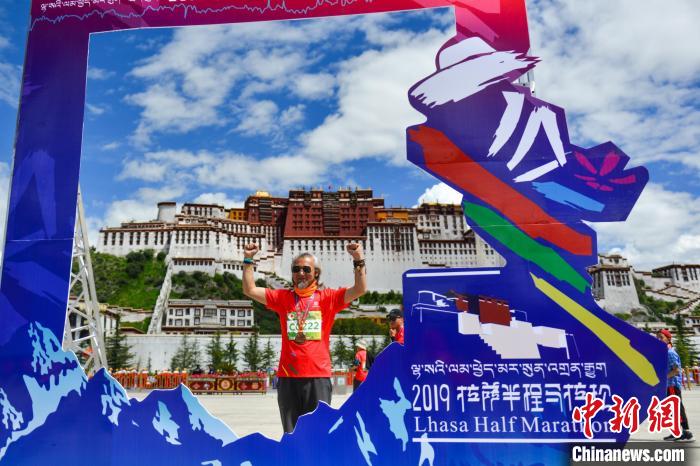 資料圖為2019年8月18日，拉薩舉行半程馬拉松賽。　江飛波 攝