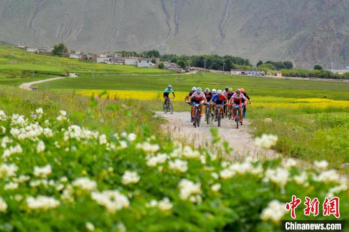 資料圖為2019年，西藏拉薩在堆龍德慶區(qū)舉行楚布溝山地自行車越野賽?！〗w波 攝