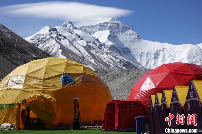 5月9日的珠峰北坡登山大本營?！∪轿木?攝