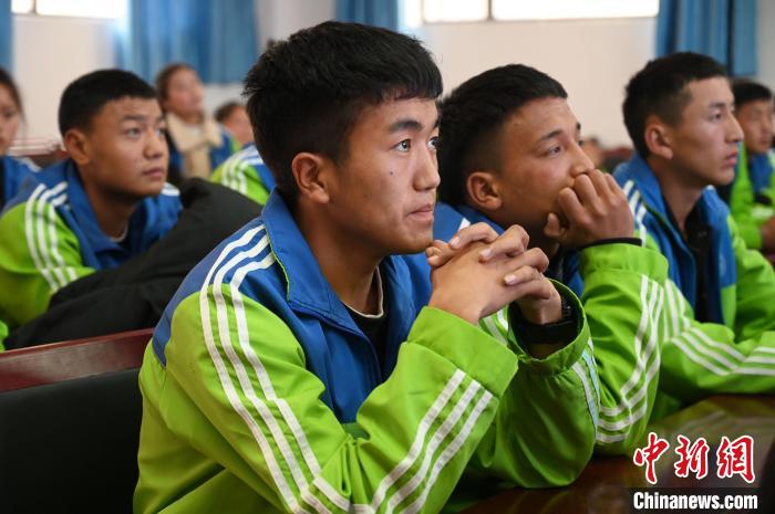 圖為學(xué)生在聆聽授課。