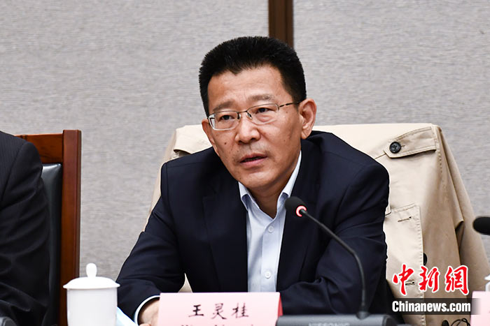 5月16日，由中國社會科學(xué)院西藏智庫、中國社會科學(xué)院民族學(xué)與人類學(xué)研究所主辦的第五屆西藏智庫國際論壇在北京舉行。中國社會科學(xué)院副院長王靈桂在致辭中表示，今年是西藏和平解放70周年，西藏人民團結(jié)奮斗，把貧窮落后的舊西藏建設(shè)成經(jīng)濟發(fā)展、文化繁榮、社會進(jìn)步、環(huán)境良好、生活幸福的社會主義新西藏，西藏歷史上第一次徹底消滅了絕對貧困，同全國人民一起，西藏各族人民已經(jīng)走進(jìn)全面建成小康社會的新時代，進(jìn)入歷史發(fā)展的新坐標(biāo)。 <a target='_blank' ><p  align=