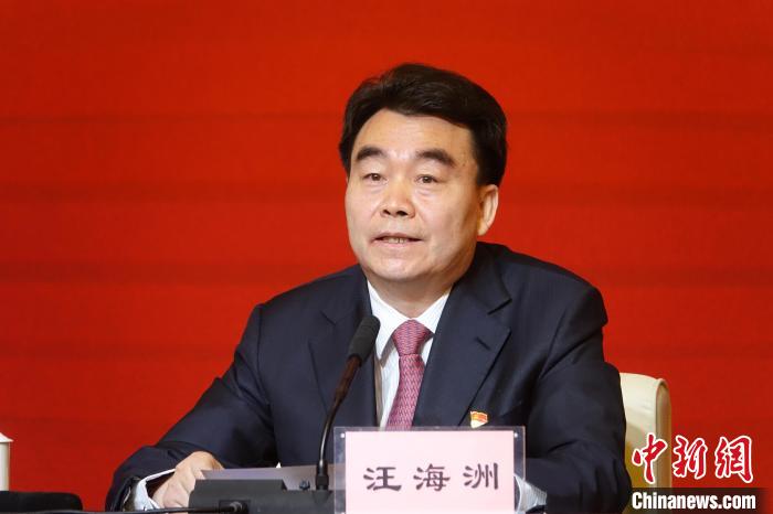 汪海洲在發(fā)布會上介紹西藏自治區(qū)黨史學(xué)習(xí)教育開展情況?！∪轿木?攝