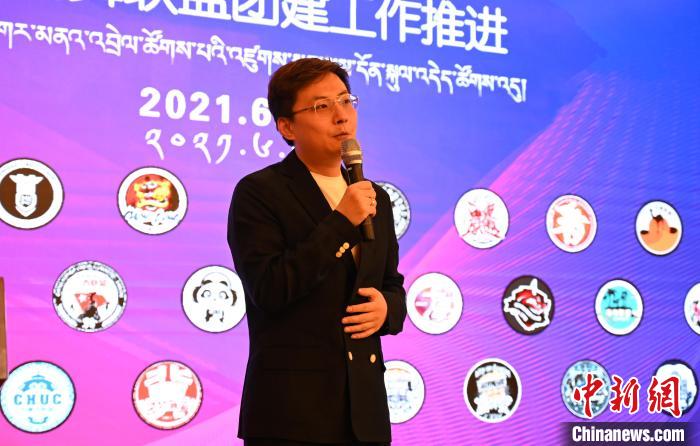 圖為中國(guó)舞蹈家協(xié)會(huì)街舞委員會(huì)常務(wù)副主任、秘書長(zhǎng)夏銳致辭。　趙朗 攝