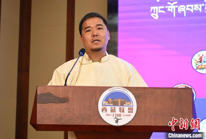 圖為西藏街舞聯(lián)盟常務(wù)副主任朗卡旺青致辭?！≮w朗 攝