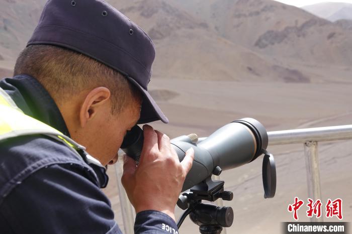 索朗曲扎用望遠(yuǎn)鏡查看邊境情況?！∪轿木?攝