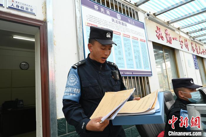 圖為洛桑朗嘎向記者展示卷宗?！≮w朗 攝