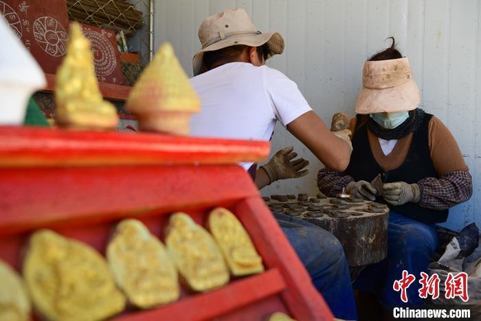 圖為6月14日，拉薩的手工藝人制作“擦擦”。 <a target='_blank' ><p  align=