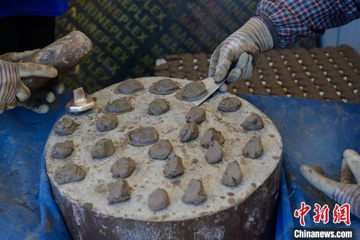 6月14日，拉薩的手工藝人制作“擦擦”。 <a target='_blank' ><p  align=