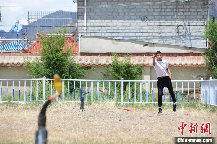 圖為西藏自治區(qū)拉薩市賽馬場內(nèi)市民在體驗“打牛角”項目?！∝暩聛硭?攝