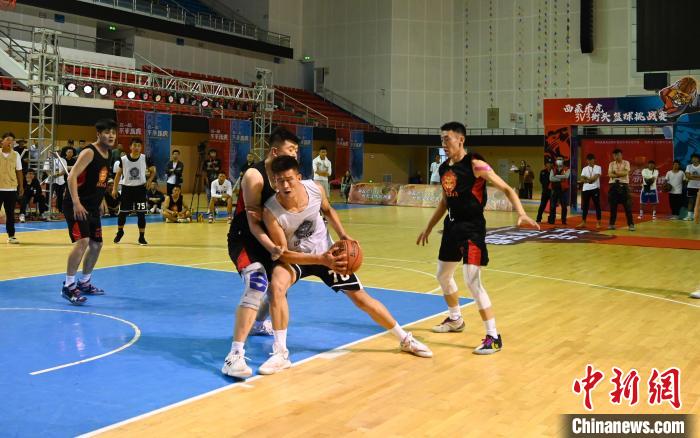 圖為西藏美康隊(白色球衣)對決雪域兄弟隊?！≮w朗 攝