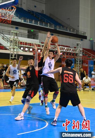 圖為西藏美康隊(白色球衣)對決雪域兄弟隊?！≮w朗 攝