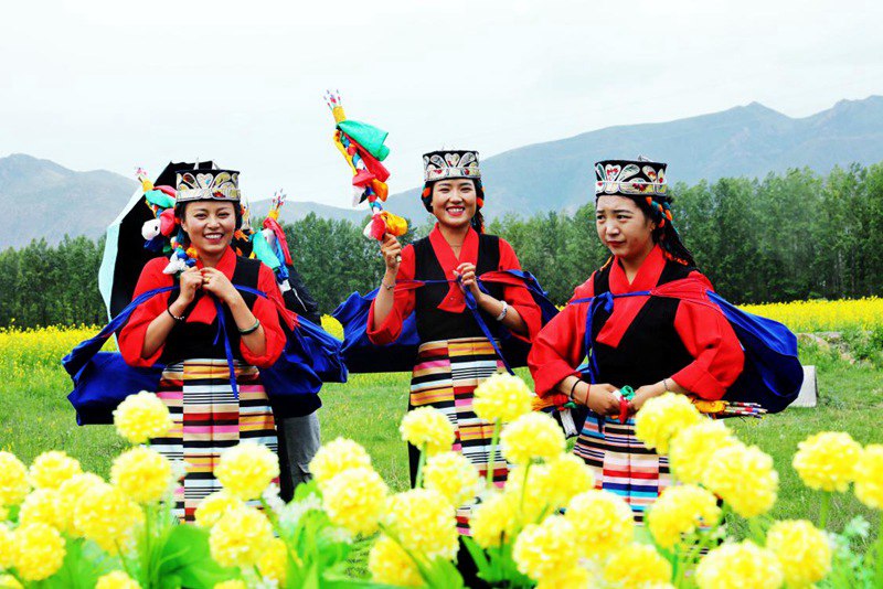 笑靨如花的群眾。洛?？酥閿z