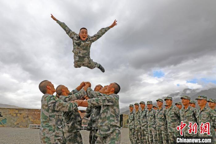 新兵進(jìn)行“空中燕子飛”?！⊥貔i程 攝