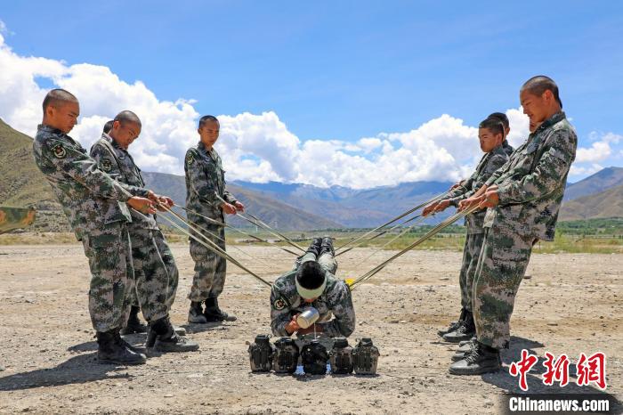 圖為荊棘排雷訓(xùn)練?！⊥踔緜?攝
