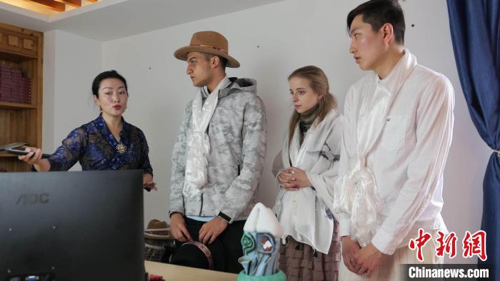 圖為圖為主播白瑪旺姆為留學(xué)生介紹直播流程。　謝牧 攝