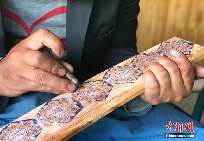 圖為7月14日，普松雕刻技藝傳承人嘎瑪曲扎正在家中進行創(chuàng)作。 <a target='_blank' ><p  align=