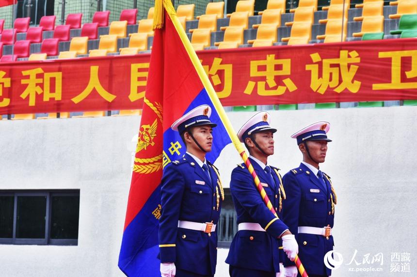 迎國(guó)家綜合性消防救援隊(duì)伍隊(duì)旗。人民網(wǎng) 李海霞 攝