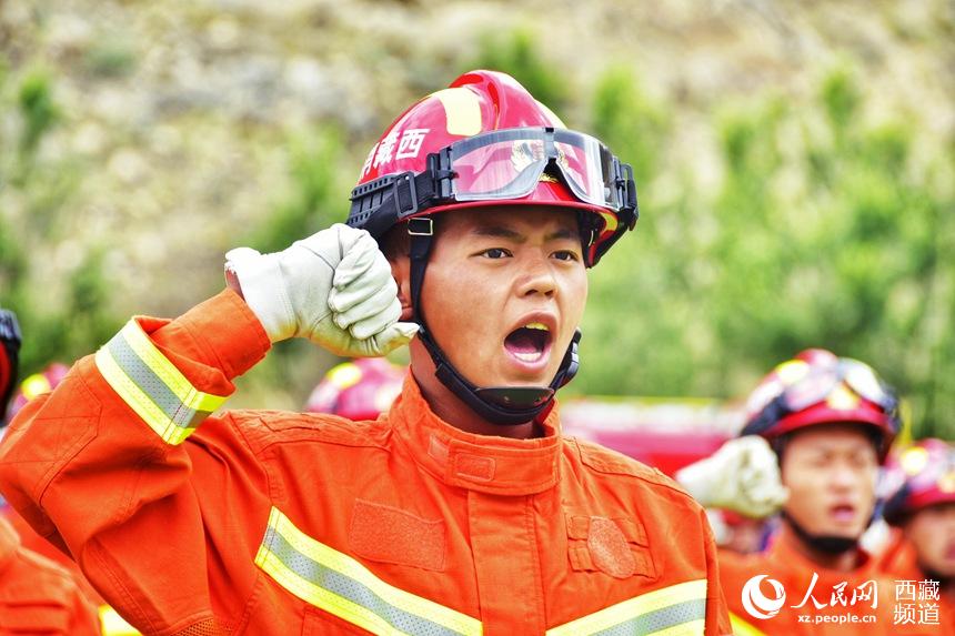 消防指戰(zhàn)員重溫入隊(duì)誓詞。人民網(wǎng) 李海霞 攝