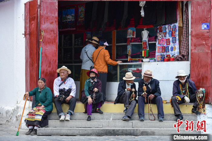 7月24日，轉(zhuǎn)經(jīng)老人在拉薩八廓街上休息。 <a target='_blank' ><p  align=