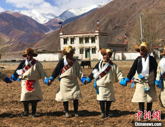2021年3月，拉薩市德慶村村民在春耕儀式上表演傳統(tǒng)歌舞?！∪轿木?攝