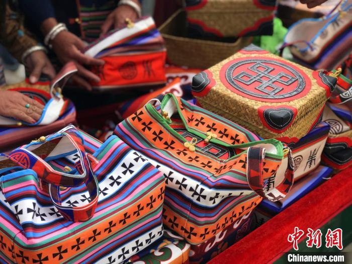 圖為打隆物交會上售賣的民族手工藝品?！∪轿木?攝