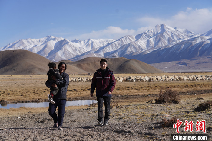 資料圖為4月29日，王克明在西藏自治區(qū)阿里地區(qū)噶爾縣義診。 <a target='_blank' ><p  align=