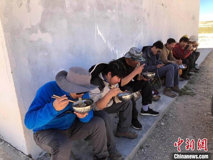 科考隊(duì)員在高原湖泊岸邊進(jìn)餐。　<a target='_blank' ><p  align=