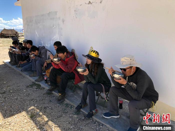 科考隊(duì)員在高原湖泊岸邊進(jìn)餐?！?lt;a target='_blank' ><p  align=