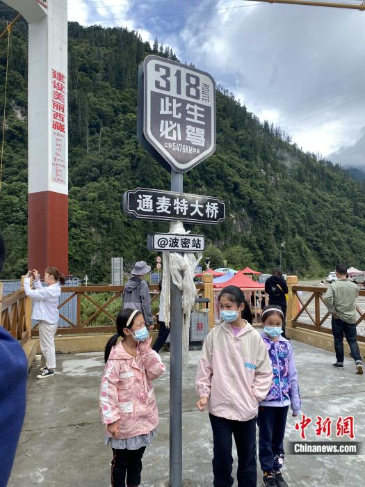 游人在通麥特大橋拍照打卡。彭寧鈴 攝