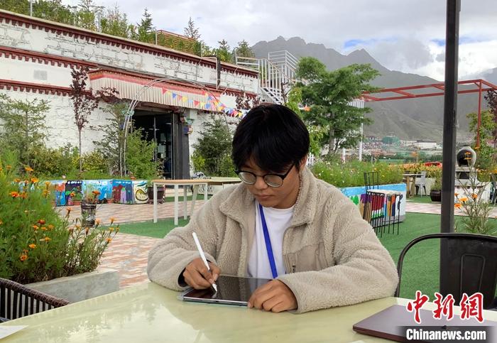 “Z世代”旦真旺加認(rèn)為，拉薩是一座開(kāi)放與包容的城市，記憶中的拉薩是彩色的。2021年，旦真旺加從浙江大學(xué)漢語(yǔ)言文學(xué)專(zhuān)業(yè)畢業(yè)后，他選擇回到拉薩，成為一名漢語(yǔ)文實(shí)習(xí)助教。圖為8月4日，旦真旺加在課間陪學(xué)生玩耍。 <a target='_blank' ><p  align=