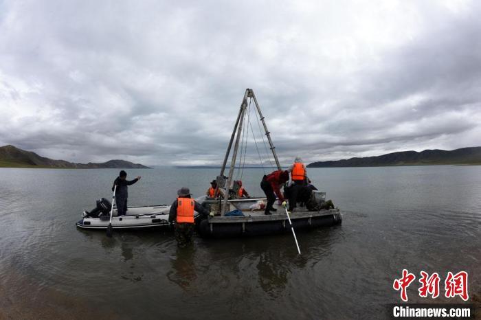 科考隊員向巴木錯湖心進發(fā)。　<a target='_blank' ><p  align=