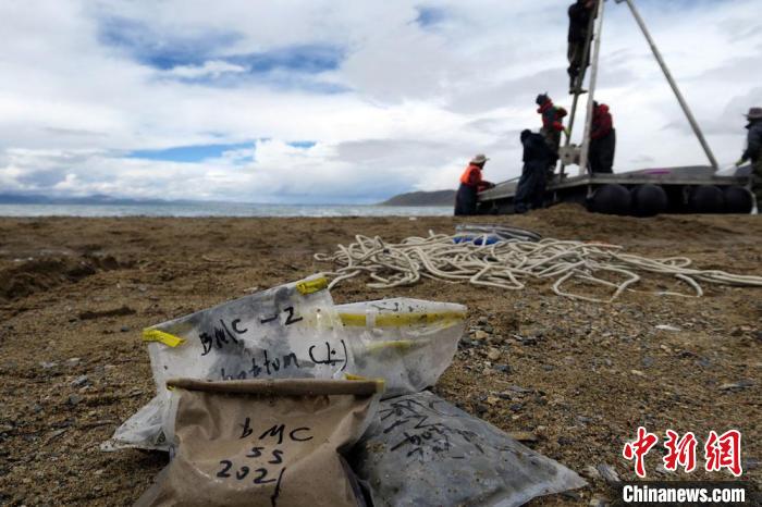 科考隊員從巴木錯采集的科研樣品。　<a target='_blank' ><p  align=