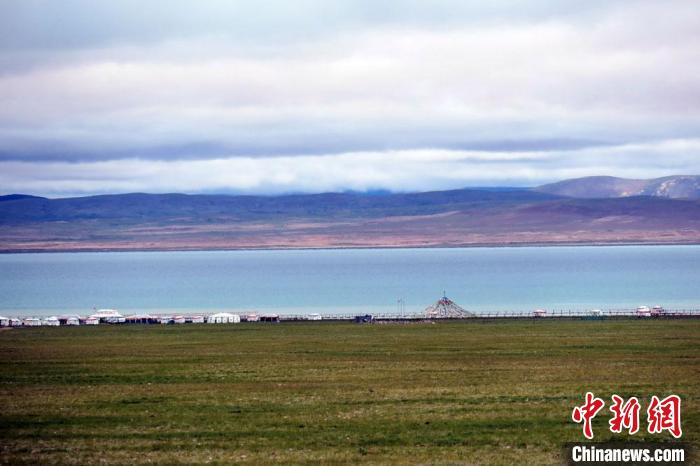 西藏安多縣茲格塘錯(cuò)岸邊帳篷林立，旅游業(yè)發(fā)展勢(shì)頭良好?！?lt;a target='_blank' ></p><p  align=