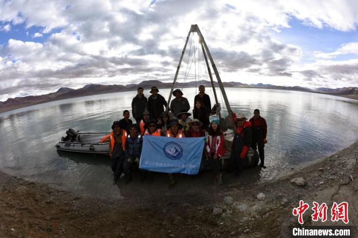 科考隊(duì)員在結(jié)則茶卡湖岸邊合影?！?lt;a target='_blank' ></p><p  align=