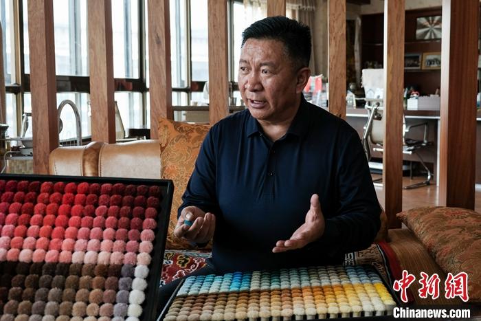 圖為8月4日，次旦展示自己的藏毯標準“色卡”。 <a target='_blank' ><p  align=