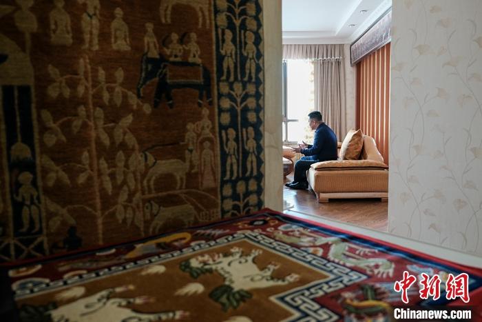 8月4日，次旦在拉薩的公司里懸掛展示的精美藏毯。 <a target='_blank' ><p  align=