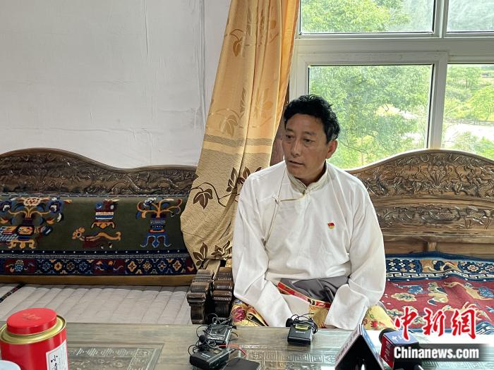 巴卡村黨支部書記、村委會(huì)主任尼瑪次仁。周璟 攝