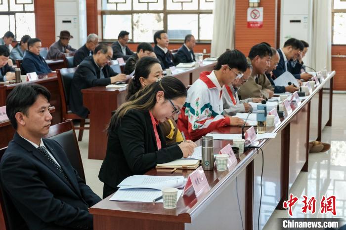 圖為8月10日座談會現(xiàn)場，左一為歸國定居藏胞晉美次旦?！〗w波 攝